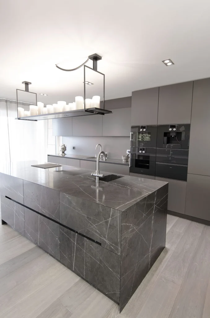 Preisgekrönte Steinküche (CH) – Kochen, Innenarchitektur Manuela Bross (Bild 6)