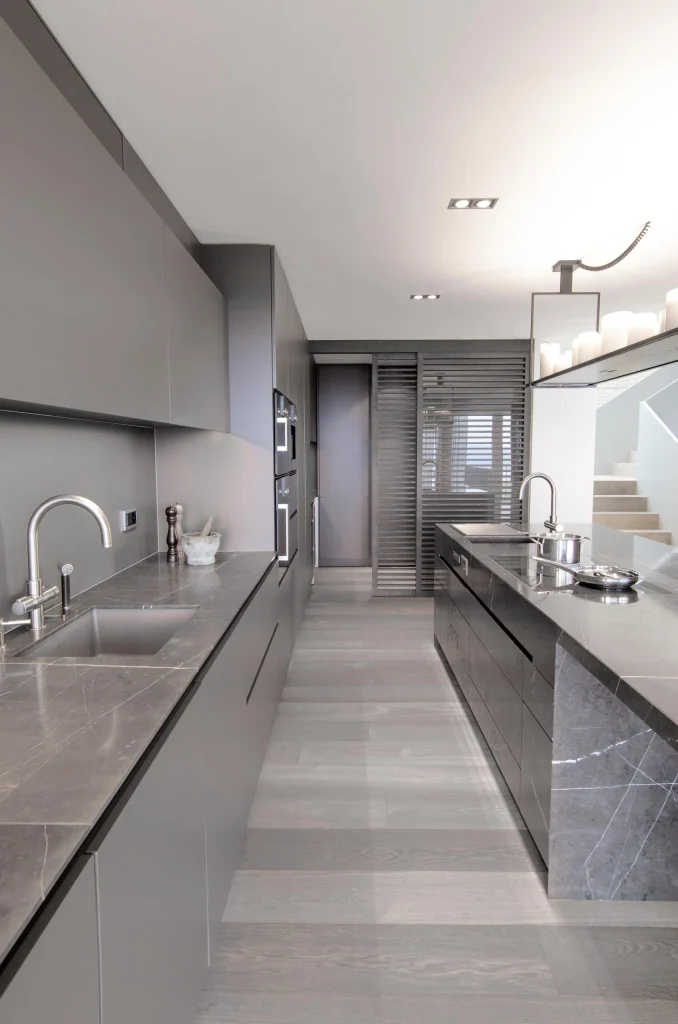 Preisgekrönte Steinküche (CH) – Kochen, Innenarchitektur Manuela Bross (Bild 4)