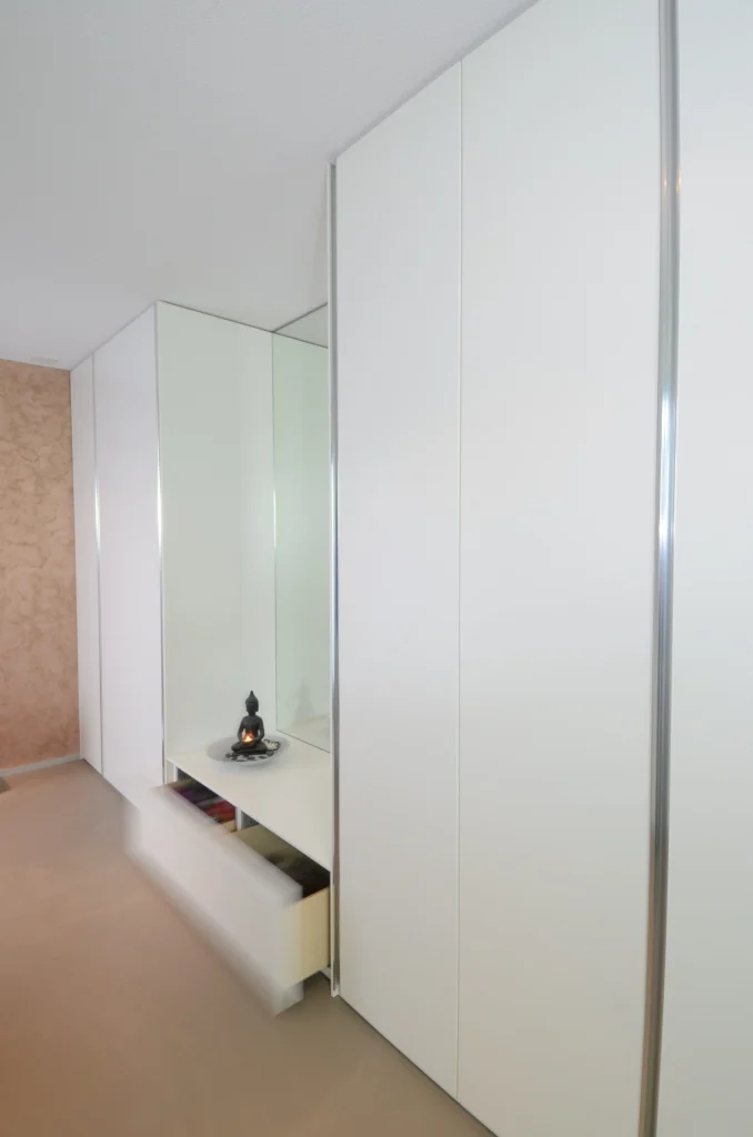 Spirituelles Wohnen in der Schweiz – Garderobe, Innenarchitektur Manuela Bross (Bild 3)