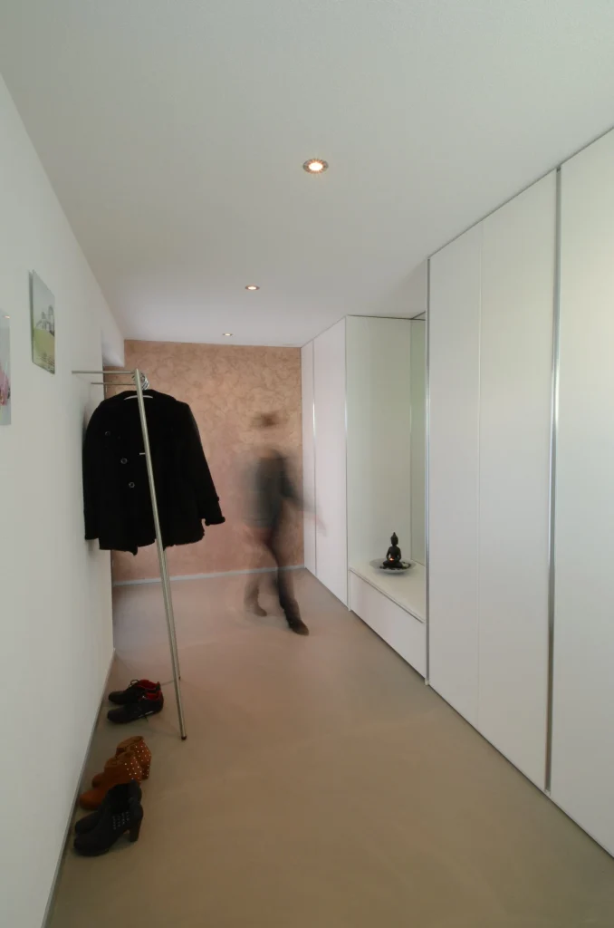 Spirituelles Wohnen in der Schweiz – Garderobe, Innenarchitektur Manuela Bross (Bild 2)