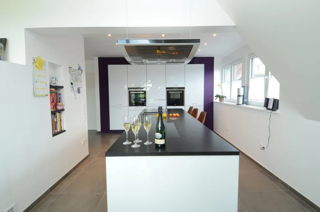 Avantgarde hochglänzend – Kochen, Innenarchitektur Manuela Bross (Bild 2)