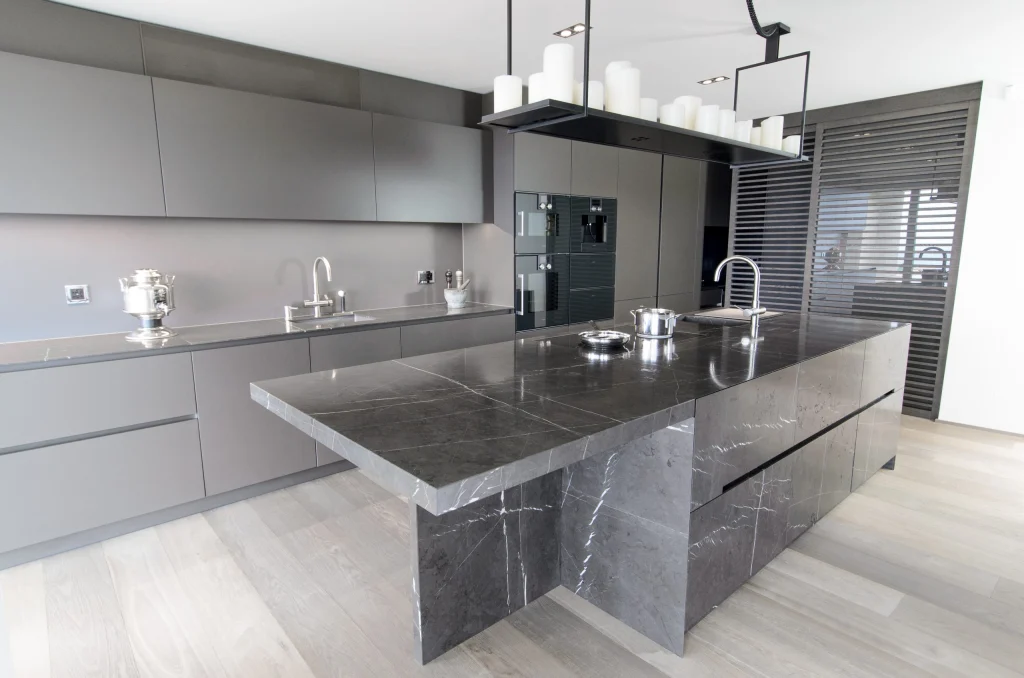 Preisgekrönte Steinküche (CH) – Kochen, Innenarchitektur Manuela Bross (Bild 2)