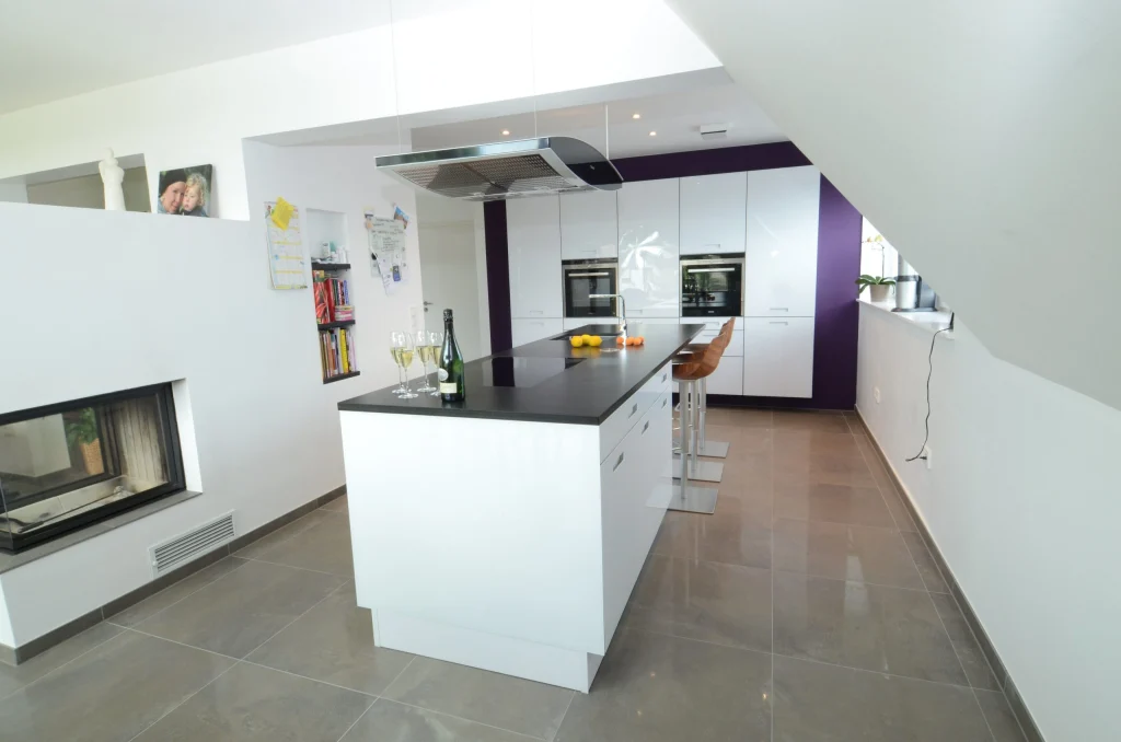 Avantgarde hochglänzend – Kochen, Innenarchitektur Manuela Bross (Bild 3)