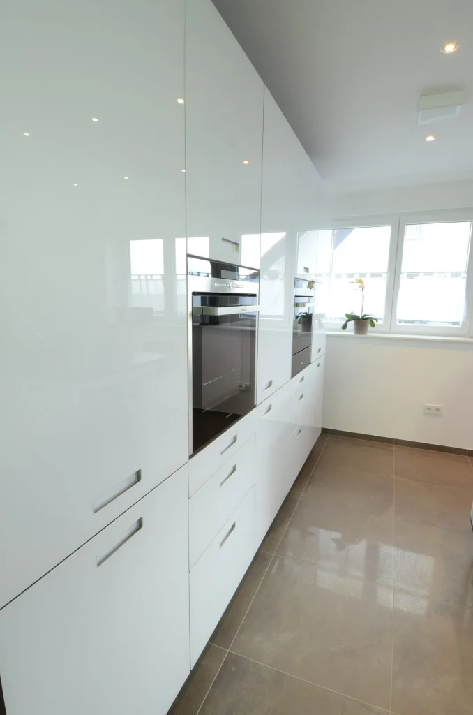 Avantgarde hochglänzend – Kochen, Innenarchitektur Manuela Bross (Bild 5)