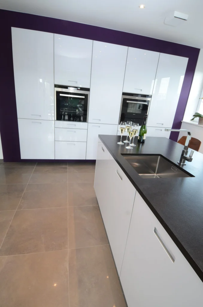Avantgarde hochglänzend – Kochen, Innenarchitektur Manuela Bross (Bild 6)