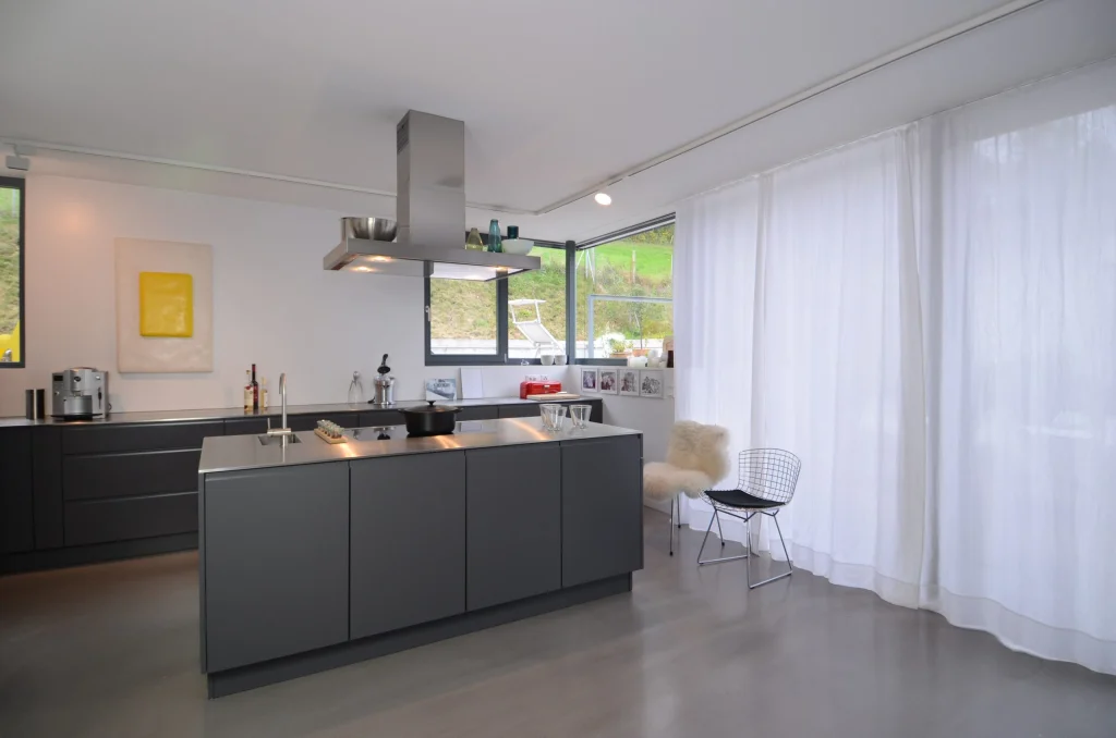 Moderne Wohnküche in Freiburg – Kochen, Innenarchitektur Manuela Bross (Bild 2)