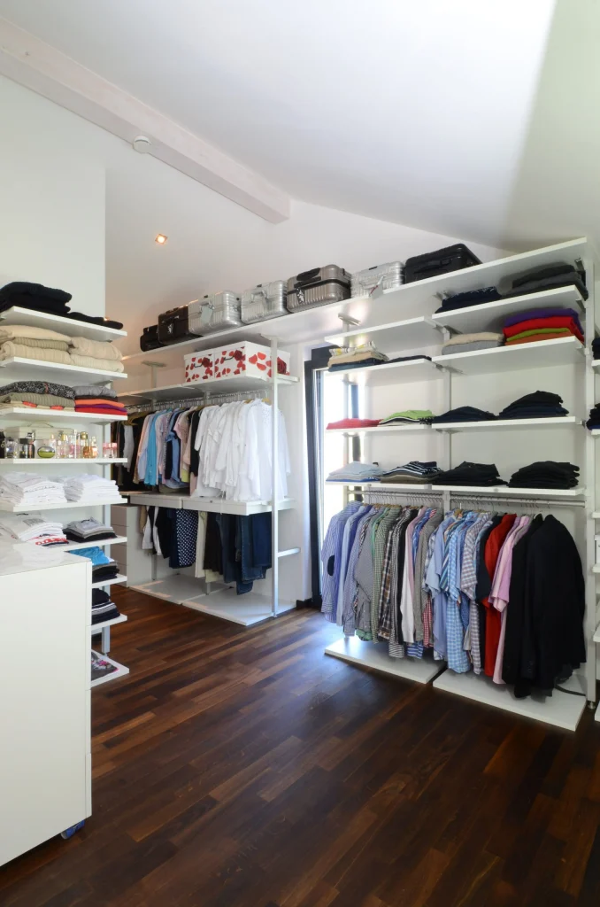 Ankleide unter spitzem Dach – Ankleide, Innenarchitektur Manuela Bross (Bild 2)
