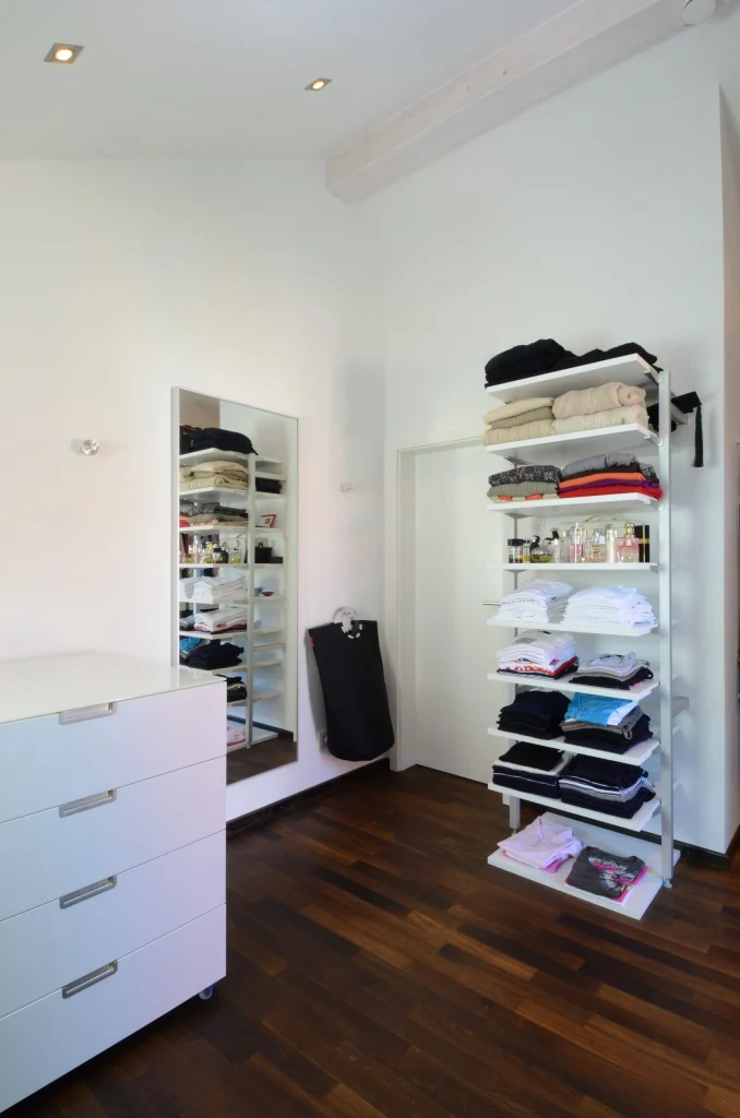 Ankleide unter spitzem Dach – Ankleide, Innenarchitektur Manuela Bross (Bild 3)