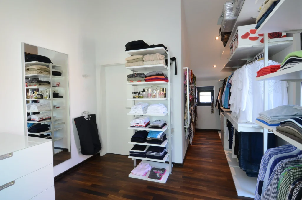 Ankleide unter spitzem Dach – Ankleide, Innenarchitektur Manuela Bross (Bild 4)