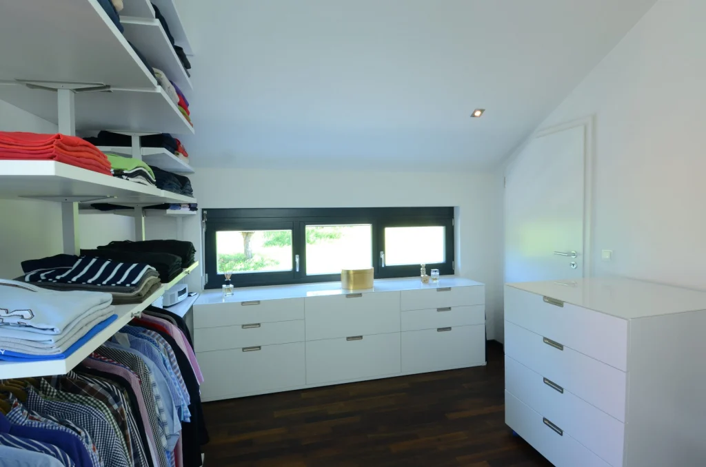 Ankleide unter spitzem Dach – Ankleide, Innenarchitektur Manuela Bross (Bild 7)