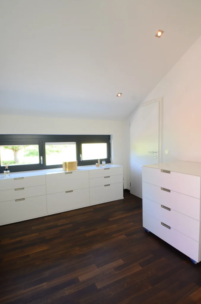 Ankleide unter spitzem Dach – Ankleide, Innenarchitektur Manuela Bross (Bild 8)
