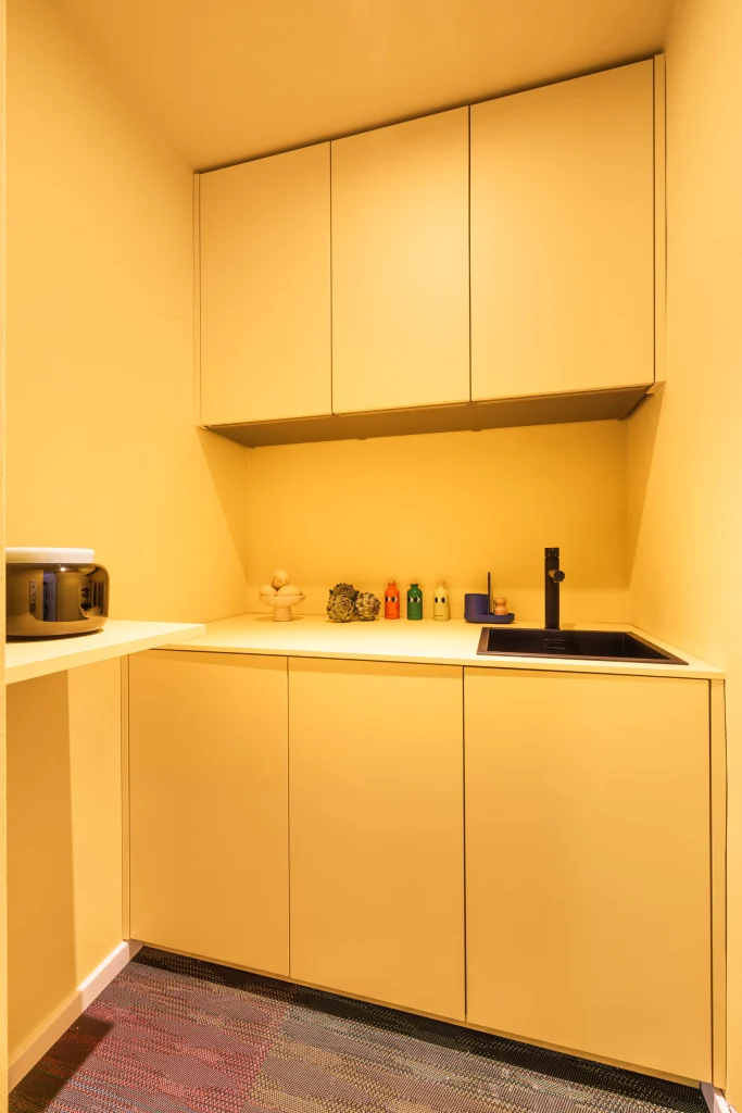 Ausgefallenes Maklerbüro in Gräfelfing – Arbeiten, Innenarchitektur Manuela Bross (Bild 2)