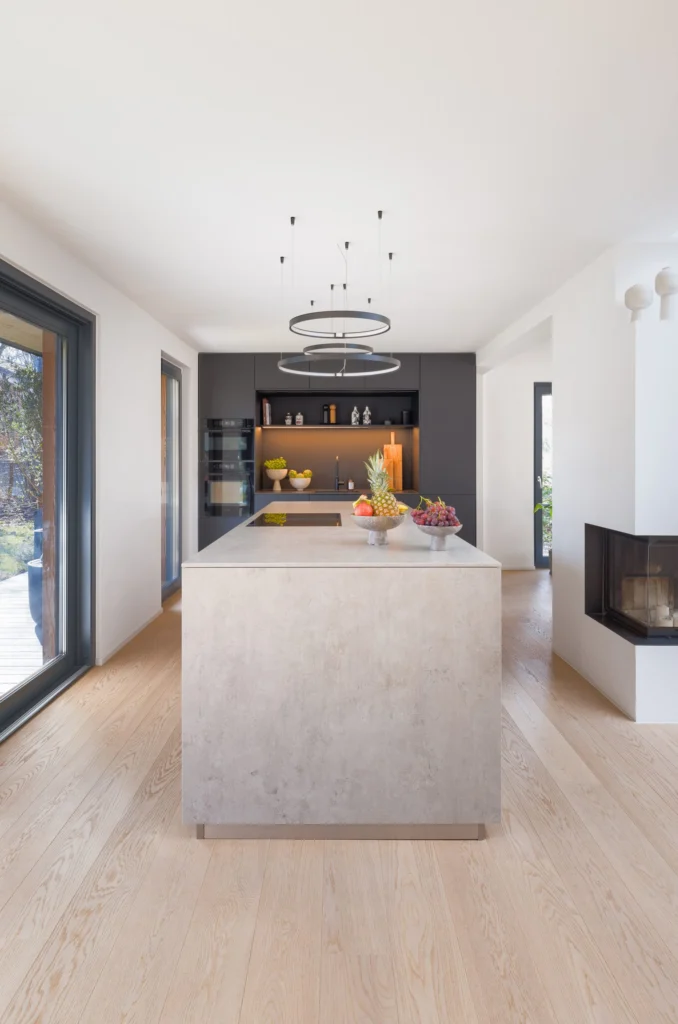 Küche in Bauhausvilla Emmering – Kochen, Innenarchitektur Manuela Bross (Bild 1)