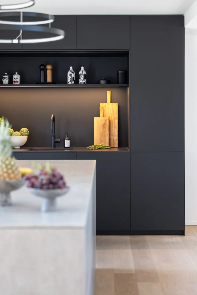 Küche in Bauhausvilla Emmering – Kochen, Innenarchitektur Manuela Bross (Bild 10)