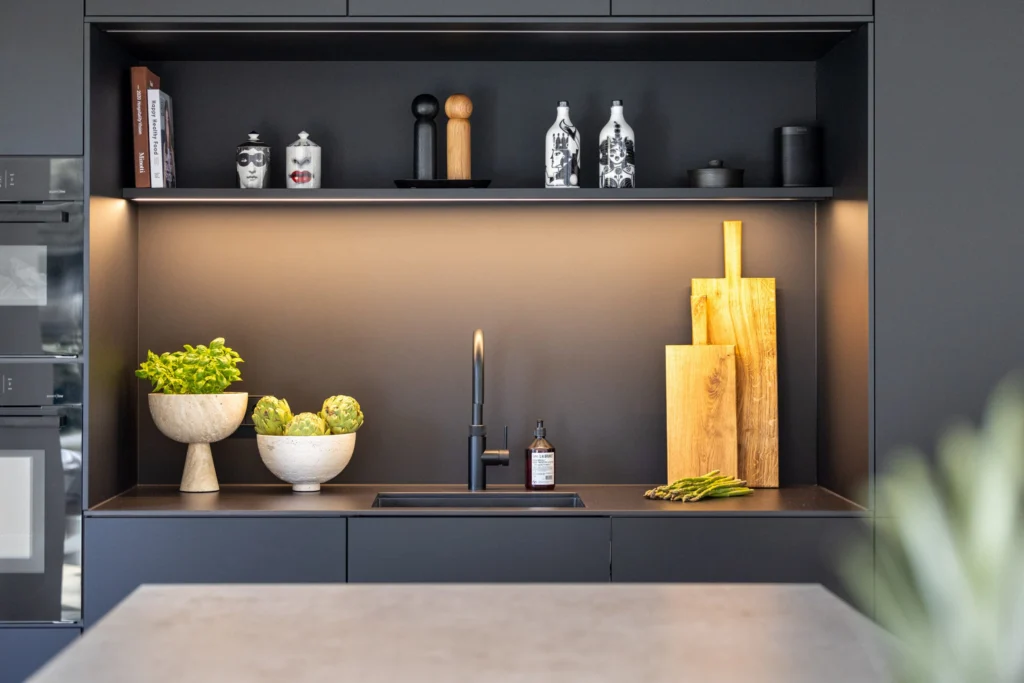 Küche in Bauhausvilla Emmering – Kochen, Innenarchitektur Manuela Bross (Bild 11)