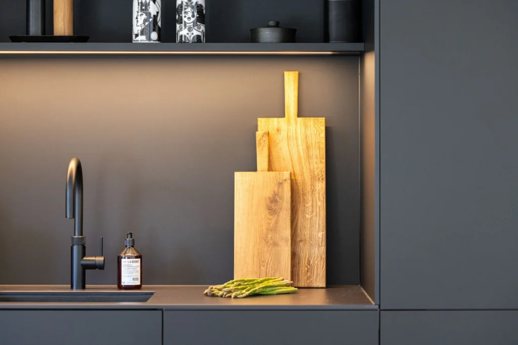 Küche in Bauhausvilla Emmering – Kochen, Innenarchitektur Manuela Bross (Bild 13)