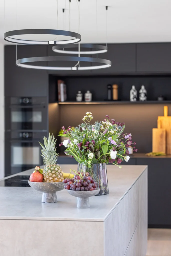 Küche in Bauhausvilla Emmering – Kochen, Innenarchitektur Manuela Bross (Bild 14)