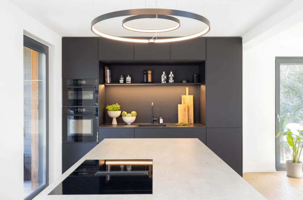 Küche in Bauhausvilla Emmering – Kochen, Innenarchitektur Manuela Bross (Bild 15)