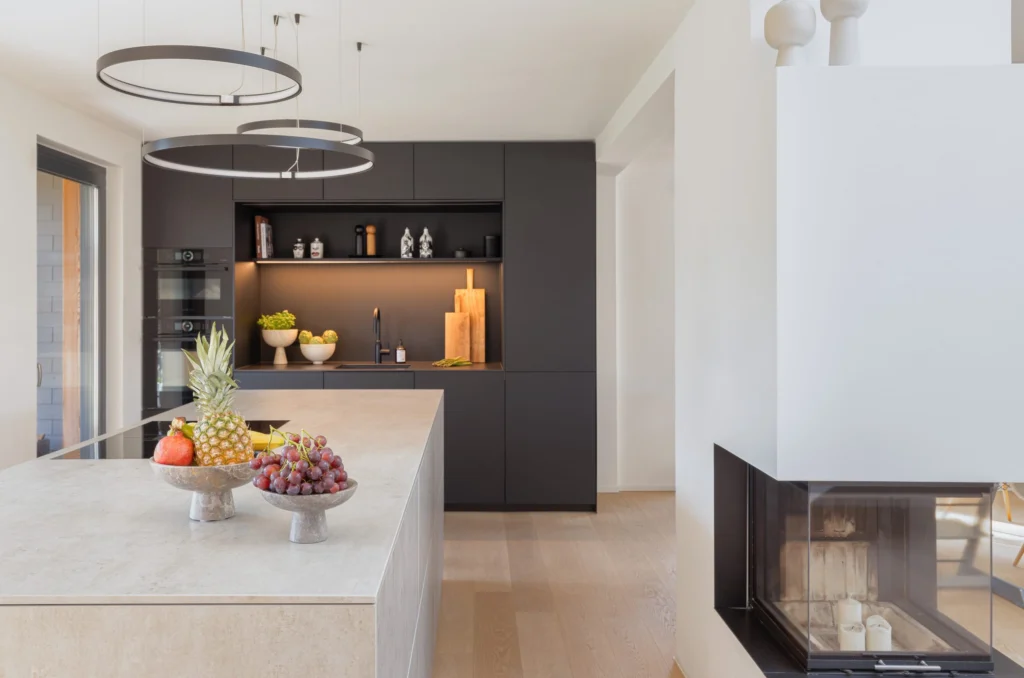 Küche in Bauhausvilla Emmering – Kochen, Innenarchitektur Manuela Bross (Bild 3)