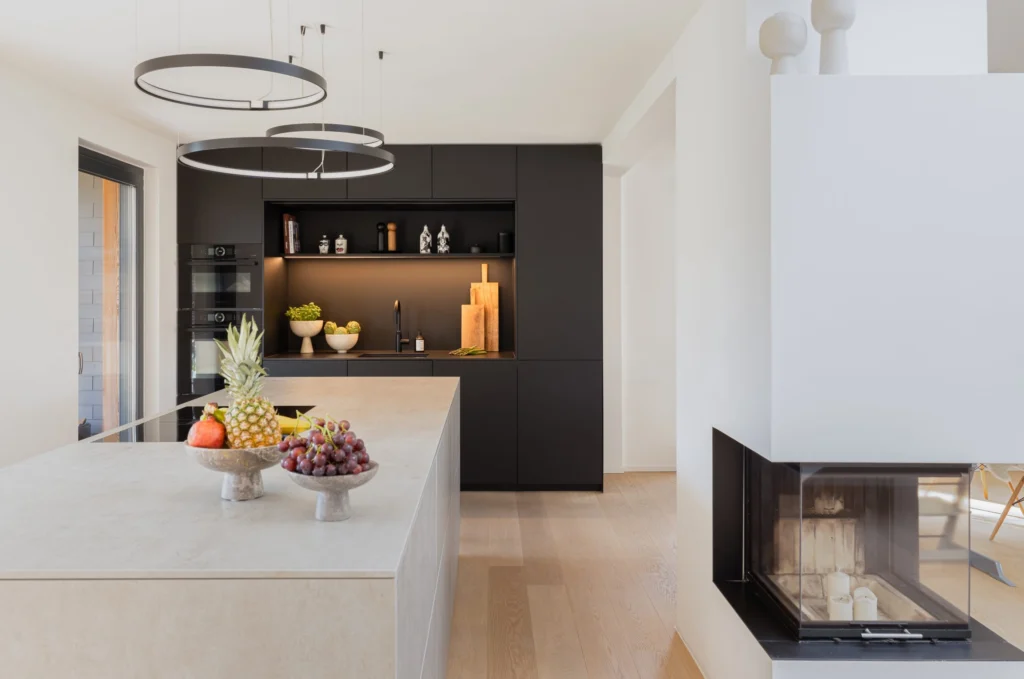 Küche in Bauhausvilla Emmering – Kochen, Innenarchitektur Manuela Bross (Bild 4)
