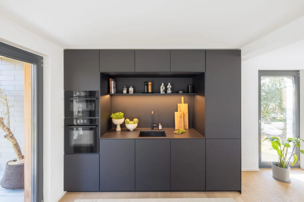 Küche in Bauhausvilla Emmering – Kochen, Innenarchitektur Manuela Bross (Bild 5)
