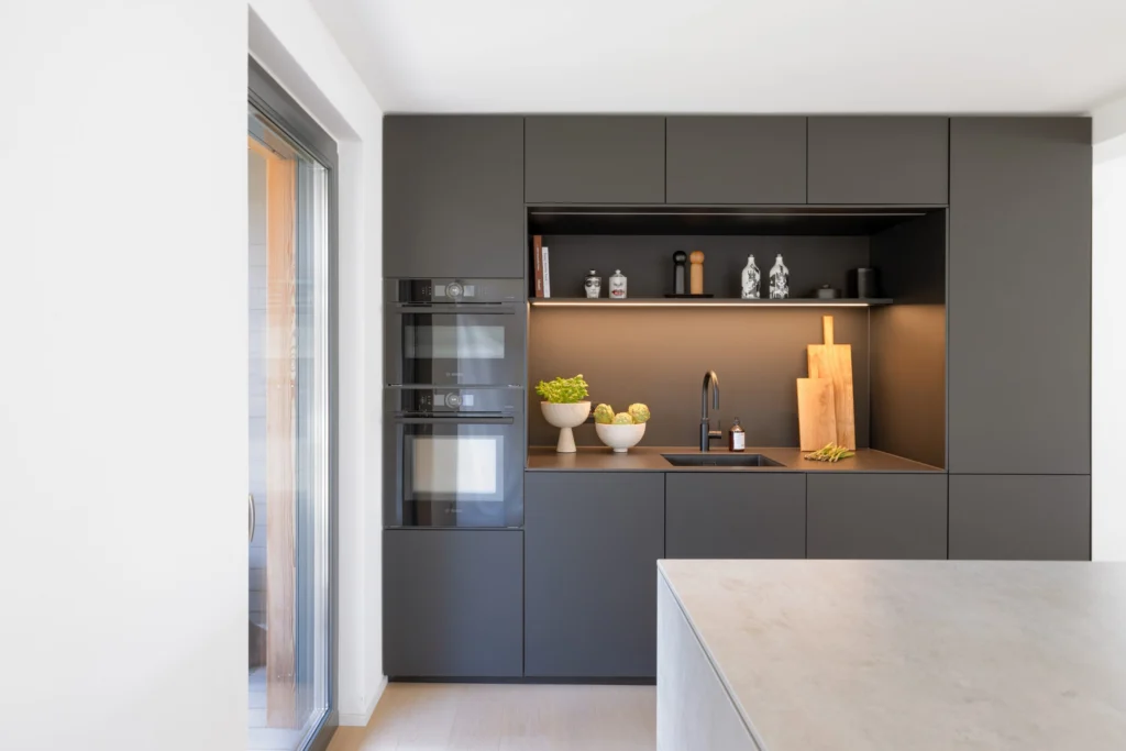 Küche in Bauhausvilla Emmering – Kochen, Innenarchitektur Manuela Bross (Bild 6)