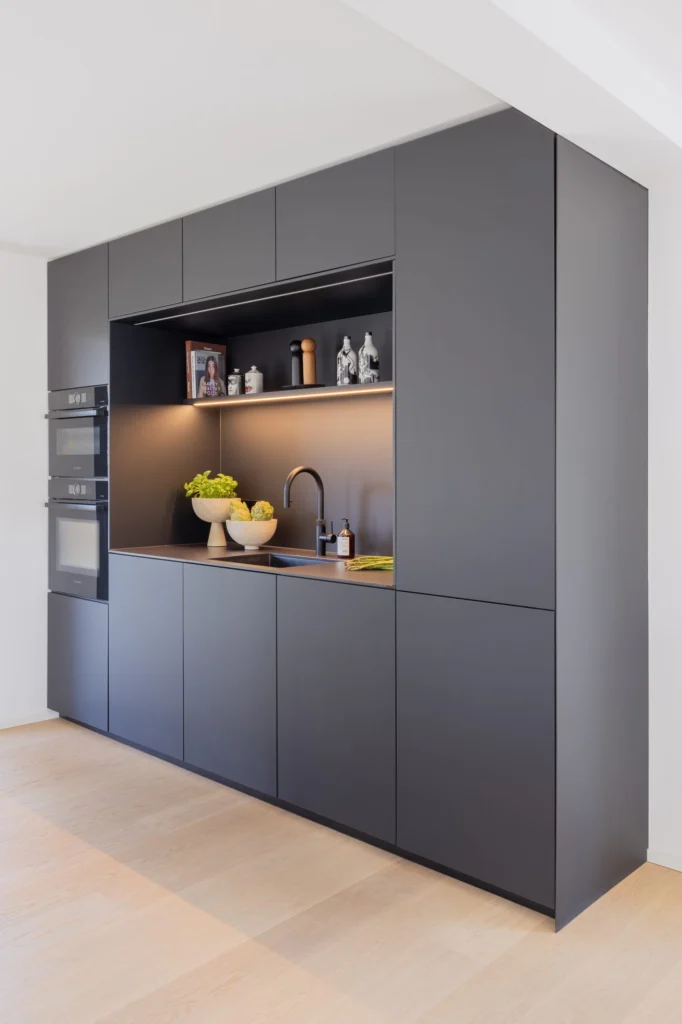 Küche in Bauhausvilla Emmering – Kochen, Innenarchitektur Manuela Bross (Bild 7)