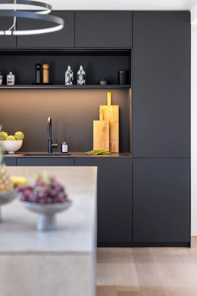 Küche in Bauhausvilla Emmering – Kochen, Innenarchitektur Manuela Bross (Bild 9)